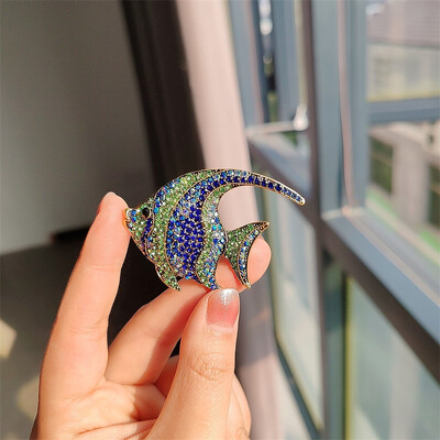Broșă creativă cu pești tropicali, în patru culori, accesorii pentru haine cu strasuri dragute