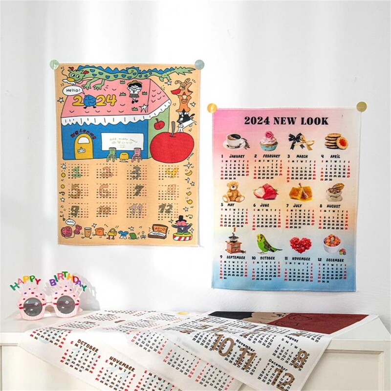 Διακοσμητικό Ημερολόγιο 2024 Μοτίβο κινουμένων σχεδίων Ταπετσαρία Ημερολόγιο Ζωντανά χρώματα Εύκολη εγκατάσταση Διακοσμητικό ύφασμα τοίχου για Α