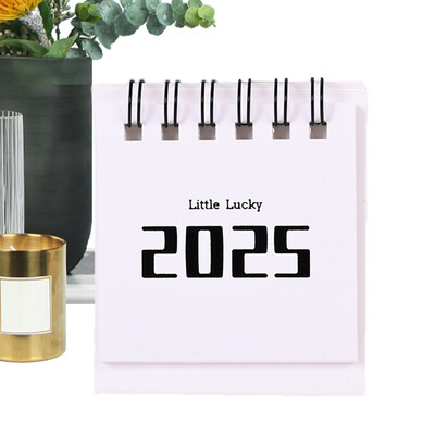 Galda kalendārs 2024.–2025. gadam, mazais galda kalendārs no 2024. gada augusta līdz 2025. gada decembrim. Akadēmiskā gada galda kalendāru pāršķiršana plānotāja piezīmēm