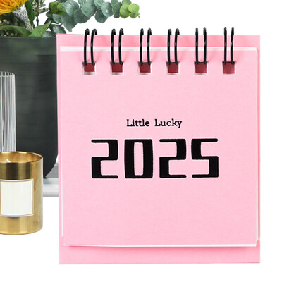 Galda kalendārs 2024.–2025. gadam, mazais galda kalendārs no 2024. gada augusta līdz 2025. gada decembrim. Akadēmiskā gada galda kalendāru pāršķiršana plānotāja piezīmēm