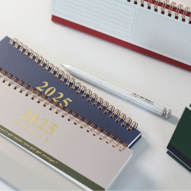 Νέο ημερολόγιο επιτραπέζιου προγραμματισμού 2025 Οργάνωση ημερήσιου μηνιαίου προγράμματος Διακόσμηση τραπεζιού