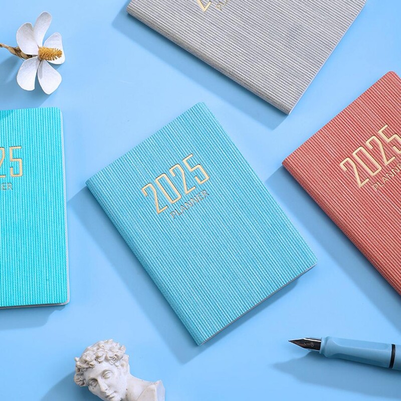 Bieza papīra piezīmjdatora gludas rakstīšanas žurnāls 2025. gada plānotājs ar biezu papīra mākslīgās ādas vāku, kas ir gluds organizācijai