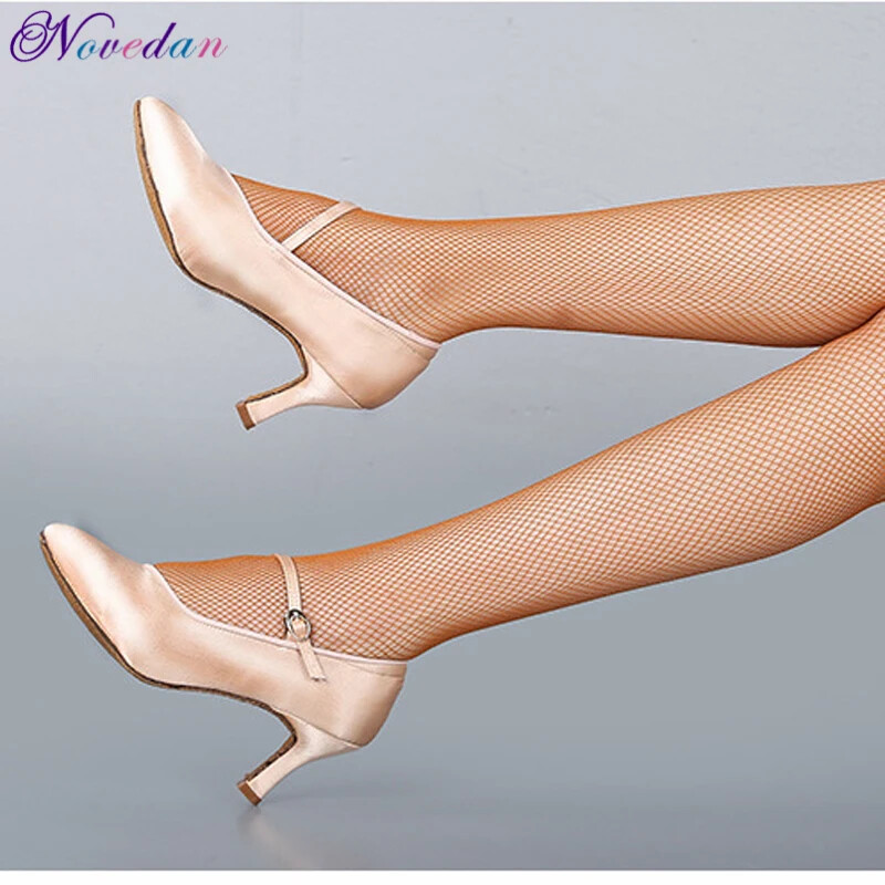 Γυναικεία τυποποιημένα παπούτσια χορού Σατέν ψηλοτάκουνα γυναικεία παπούτσια χορού με κλειστά δάχτυλα Μοντέρνα Quickstep Foxtrot βαλς παπούτσια χορού