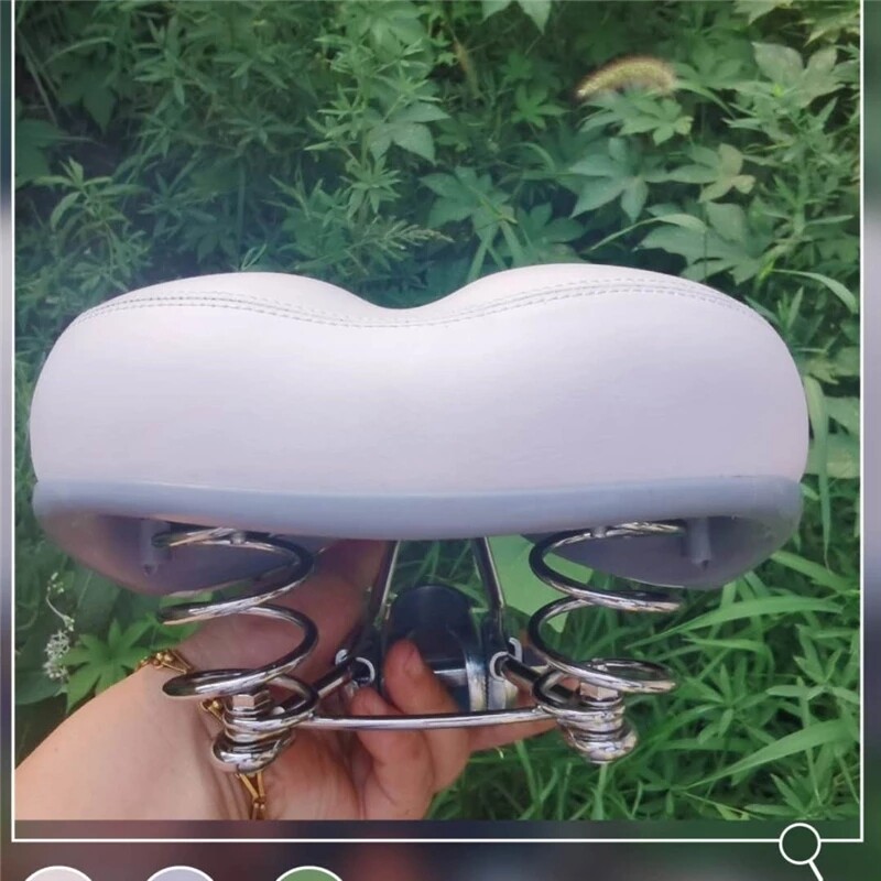 Velosipēda sēdeklis baltā krāsā ar atsperi pilsētas velosipēdu ikdienas riteņbraukšanas daļām