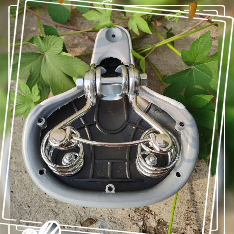 Velosipēda sēdeklis baltā krāsā ar atsperi pilsētas velosipēdu ikdienas riteņbraukšanas daļām