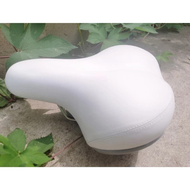 Velosipēda sēdeklis baltā krāsā ar atsperi pilsētas velosipēdu ikdienas riteņbraukšanas daļām