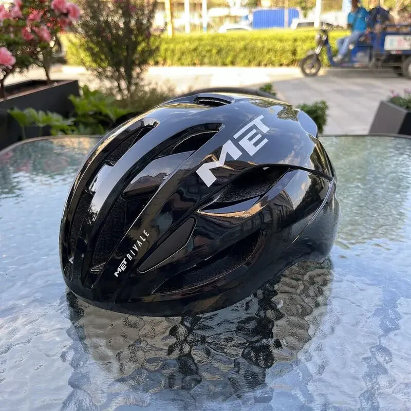 Τα ιταλικά κράνη ποδηλασίας ανδρών και γυναικών MET είναι ενσωματωμένα σε ένα εξαιρετικά ελαφρύ πνευματικό κράνος ασφαλείας ποδηλάτου δρόμου