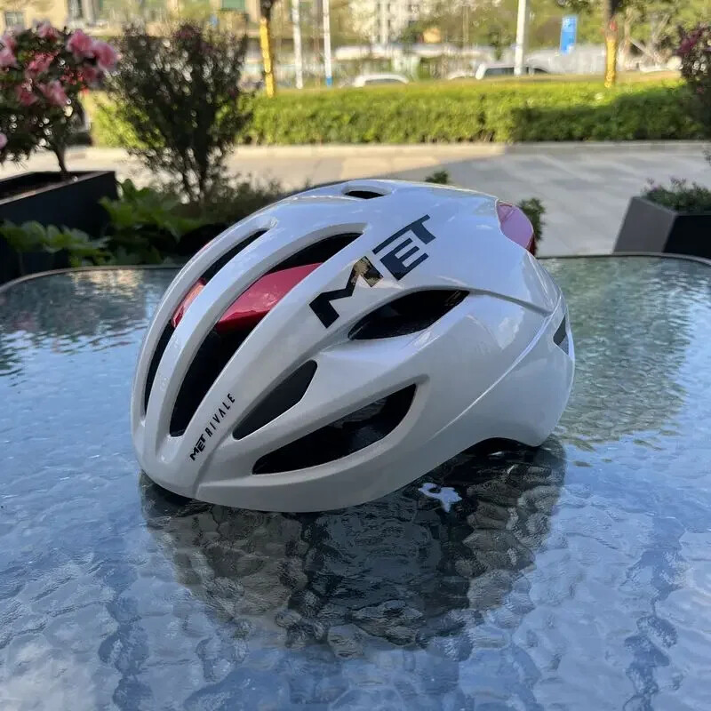 Τα ιταλικά κράνη ποδηλασίας ανδρών και γυναικών MET είναι ενσωματωμένα σε ένα εξαιρετικά ελαφρύ πνευματικό κράνος ασφαλείας ποδηλάτου δρόμου