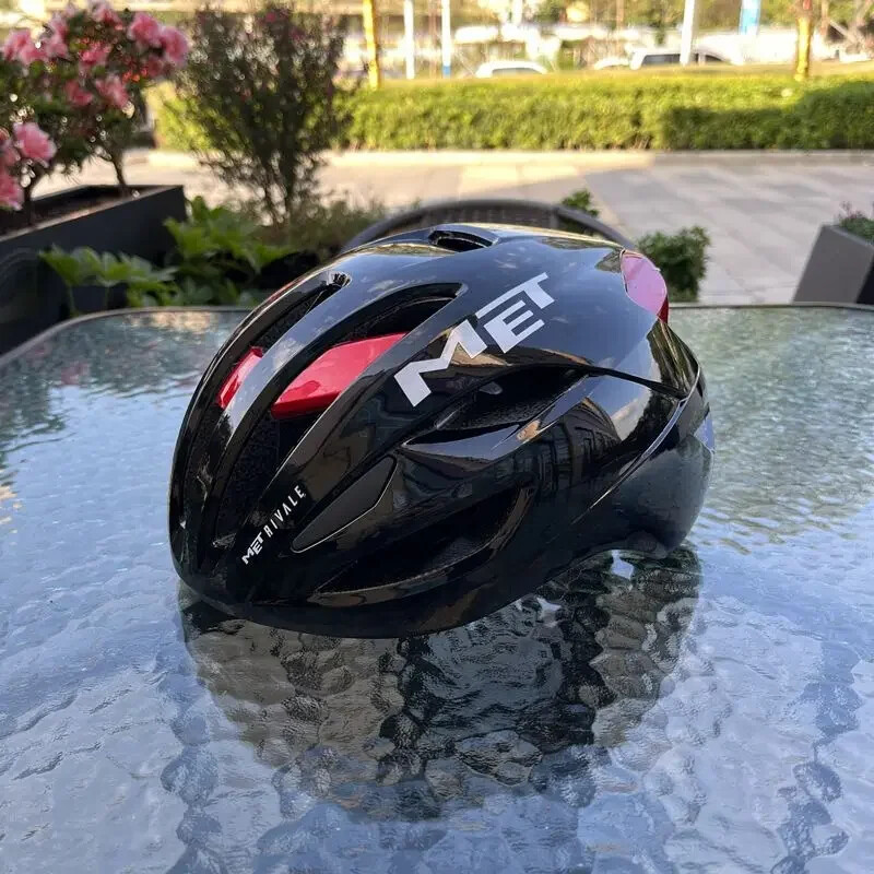 Τα ιταλικά κράνη ποδηλασίας ανδρών και γυναικών MET είναι ενσωματωμένα σε ένα εξαιρετικά ελαφρύ πνευματικό κράνος ασφαλείας ποδηλάτου δρόμου