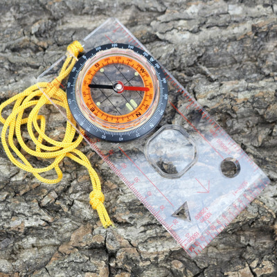 Prenosné pravítko s kompasom, multifunkčné pravítko s mapou a šnúrkou na šnúrku pre vonkajšie kempovanie a turistiku