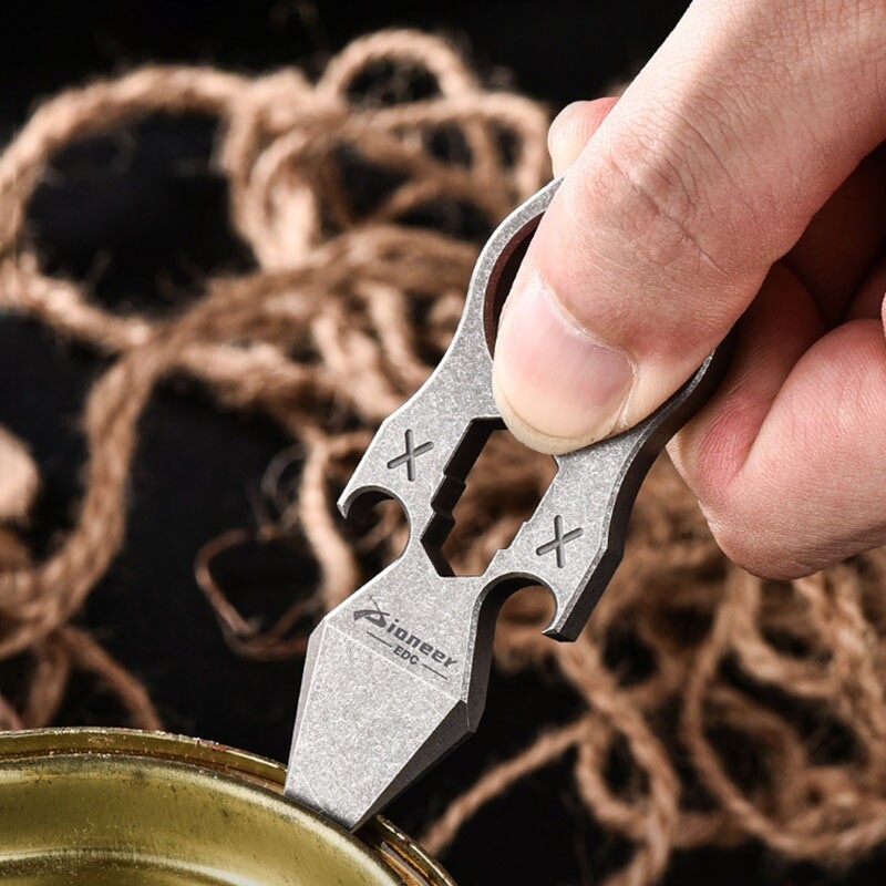 Κάμπινγκ Tactical Survival EDC Gadget λοστός από κράμα τιτανίου με κολιέ Πολυλειτουργικά κουτιά για ανοιχτήρι μπουκαλιών κατσαβίδι