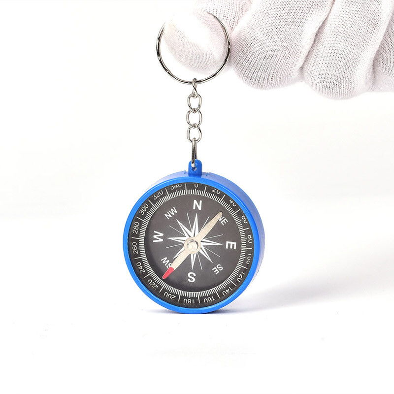 1 gab. āra kempings, pārgājienu kabatas misiņa atslēgu piekariņš, kompass, rotaļlietas bērniem dzimšanas dienā