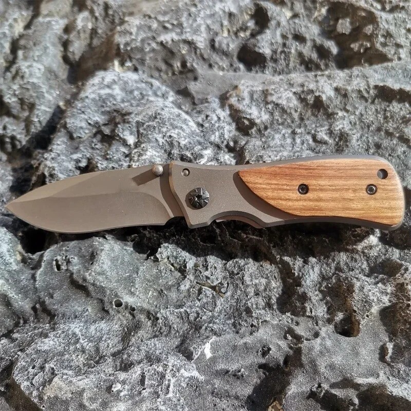 1 tk, roostevabast terasest puidust käepidemega nuga, suure kõvadusega tasku, mida on lihtne kaasas kanda, spetsiaalselt matkamiseks mõeldud välimatkamiseks