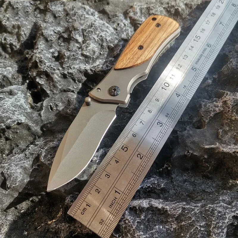 1 tk, roostevabast terasest puidust käepidemega nuga, suure kõvadusega tasku, mida on lihtne kaasas kanda, spetsiaalselt matkamiseks mõeldud välimatkamiseks