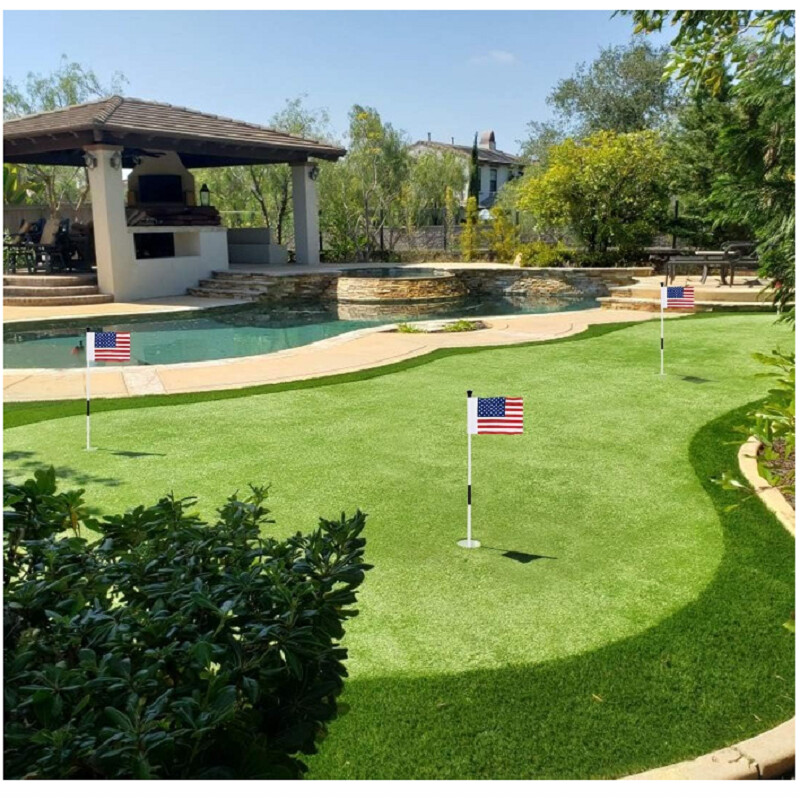 Golfi lipuvarda harjutamine õue golfivardale rohelise lipukepi panemise tihvti lipuvarda kaasaskantava kaheosalise disainiga