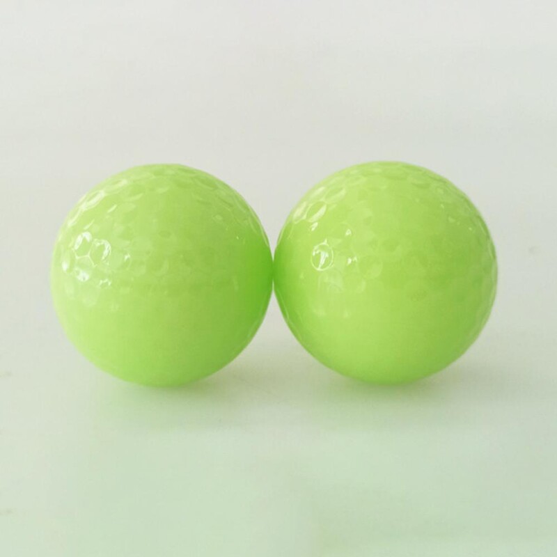 Fluorescencinis golfo kamuoliuko automatinis šviesos sugertis, geriausiai atspindintis aplinkai nekenksmingas švytėjimas tamsiame golfo kamuoliuke, skirtas golfui