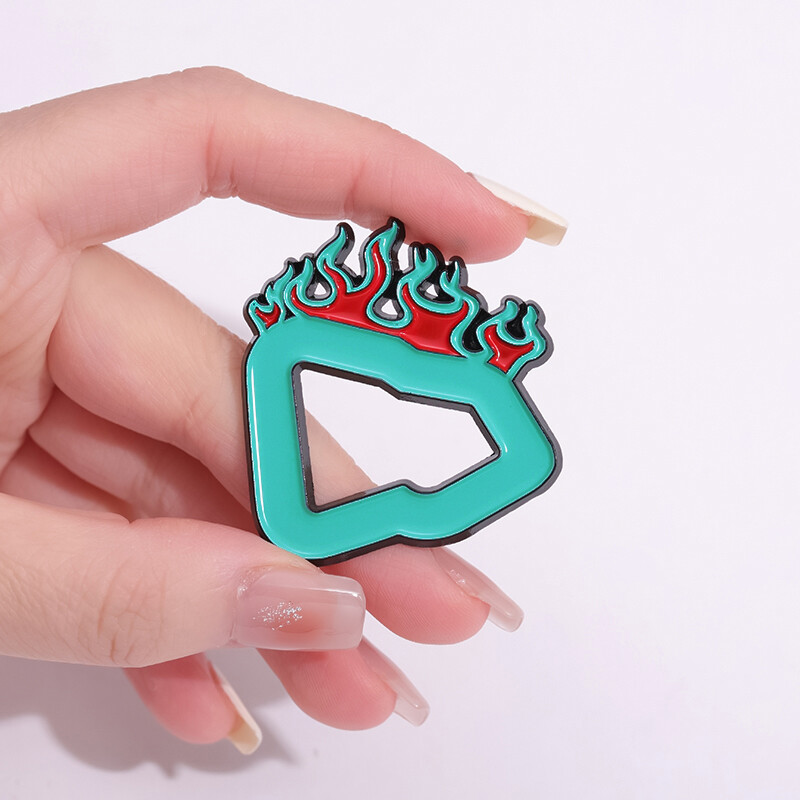 Viacfarebné smaltované baseballové čiapky, kovové ozdobné odznaky v tvare plameňa, odznaky na klopu pre športové doplnky, brošne, šperky, darček