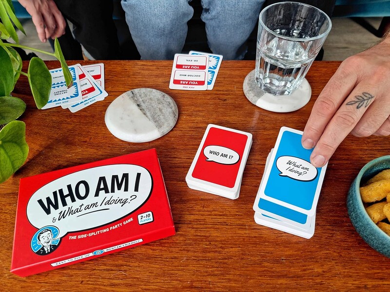 Kto som? Hry na stretnutia, kartové hry, otázky a odpovede, karaoke a blízke vzťahy, zábavné rodinné párty hry pre dospelých a deti, darček k narodeninám