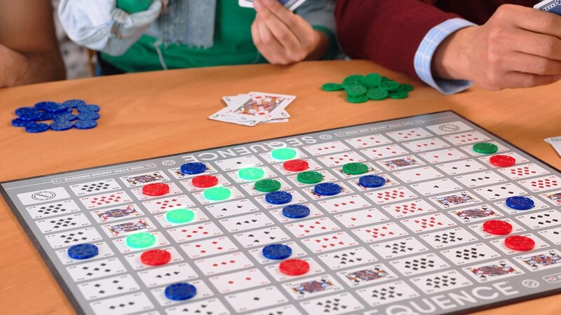 Sequence Premium Edition — izsmalcināts komplekts ar milzu šķīvi (51,4 x 66,7 cm), Goliath ekskluzīviem mikroshēmām un luksusa karti, zilā krāsā, suita