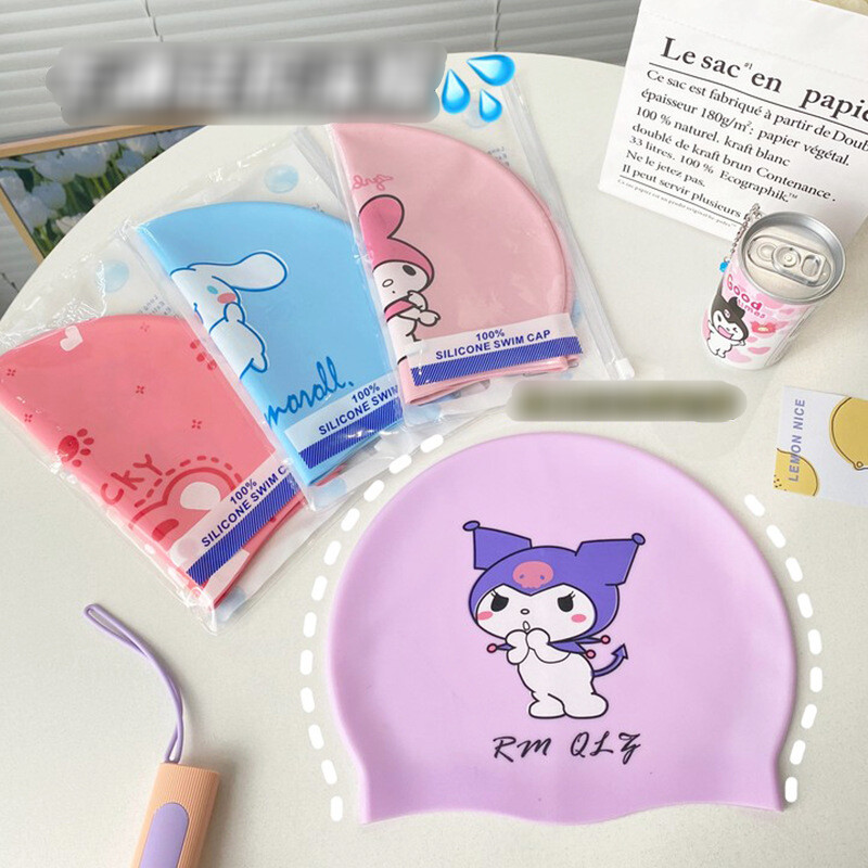 Dievčenská plavecká čiapka Kuromi, detská kreslená silikónová čiapka, vodeodolná a pohodlná profesionálna ochrana sluchu, bezpečná plavecká čiapka