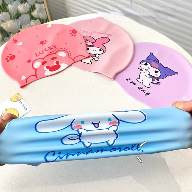 Dievčenská plavecká čiapka Kuromi, detská kreslená silikónová čiapka, vodeodolná a pohodlná profesionálna ochrana sluchu, bezpečná plavecká čiapka