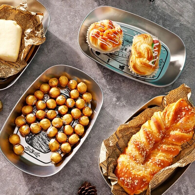 Vintage sült csirke, sült krumpli, edények, tányérok, leesésgátló szabadtéri kempingtányérok, edénytálcák, gyümölcstányérok