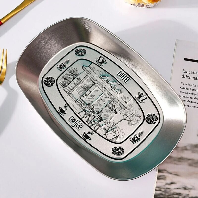 Vintage sült csirke, sült krumpli, edények, tányérok, leesésgátló szabadtéri kempingtányérok, edénytálcák, gyümölcstányérok