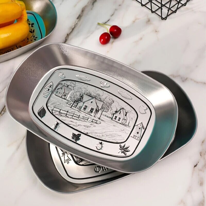 Vintage sült csirke, sült krumpli, edények, tányérok, leesésgátló szabadtéri kempingtányérok, edénytálcák, gyümölcstányérok