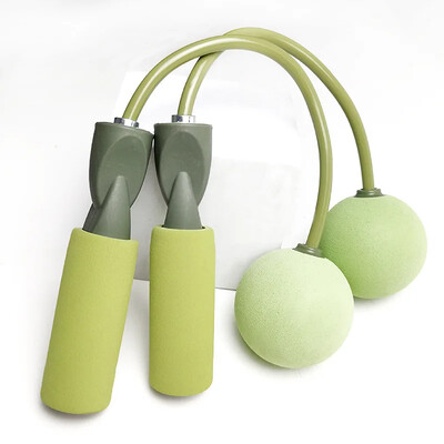 Du viename tylus riebalus deginantis fitneso šuolis su kamuoliu vidaus sportui su mažu kamuoliu sveriamas didelis šuolis