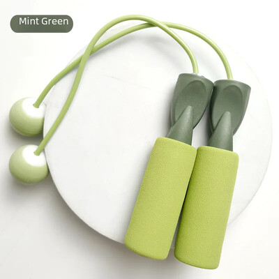 Du viename tylus riebalus deginantis fitneso šuolis su kamuoliu vidaus sportui su mažu kamuoliu sveriamas didelis šuolis