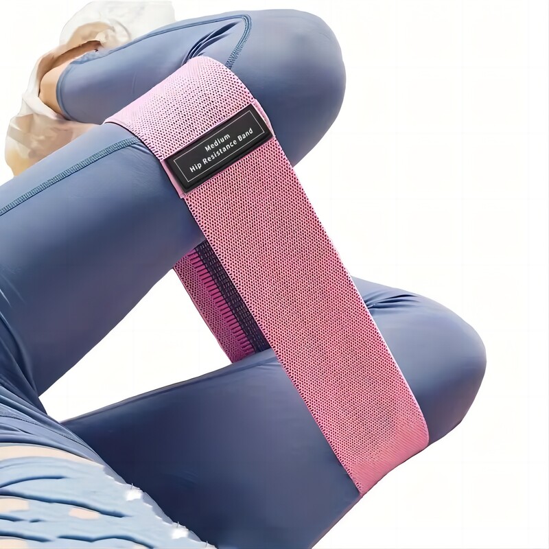 Audinys atsparus klubams, batams prigludusios juostos, šlaunys, elastinės treniruočių juostos, pritūpimo apskritimas, tempimo treniruoklių juostelės, kilpelės, jogos sporto salės įranga