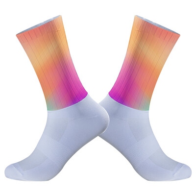 2024 Nové letné profesionálne športové cyklistické ponožky pre mužov a ženy, priedušné cestné bicykle, outdoorové športové pretekárske ponožky