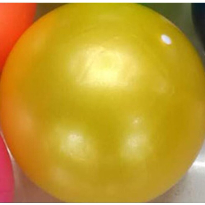 25 cm jogos kamuolio pratimai Gimnastikos treniruotės Pilateso kamuoliuko pusiausvyros pratimai treniruoklių salė Fitneso jogos kamuoliukas patalpose, treniruotės jogos kamuoliukas