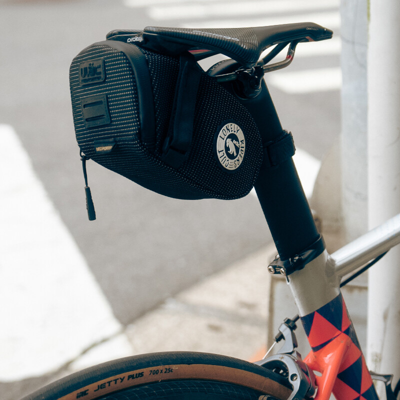 ULAC dviračių sėdynės krepšys 0,6/1/1,3 l daugiaspalvis dviračio balnelio krepšys, atsparus vandeniui MTB plento dviračių remonto įrankiai.