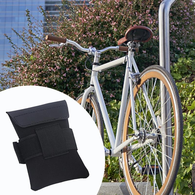 Čierna malá cyklistická taška na horský bicykel, úložné vrecko na horský bicykel, na uloženie opravného náradia, fľaše s vodou, malá a ľahká podsedlová taška
