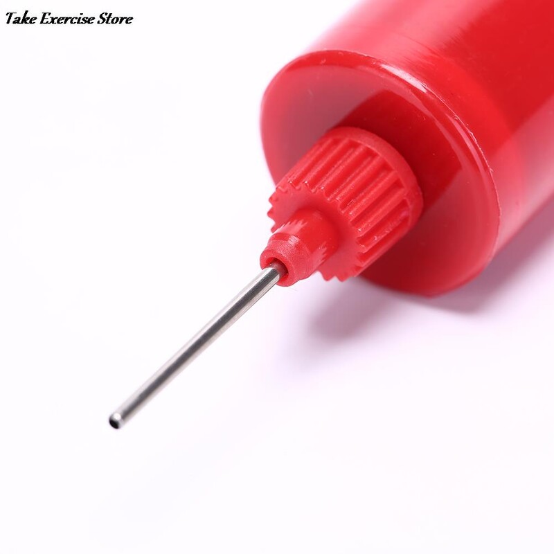 Futbolo futbolo pripučiamas kamuolinis rankinis oro siurblys su adata Atsitiktinių spalvų karštas pardavimas