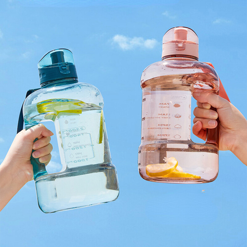 1.5L/2L Bpa Free Boca za vodu Boca za vodu od 1 galona Tritan vode velikog kapaciteta sa slamkom Čaša za bocu za piće