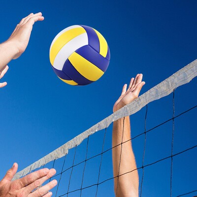 Standarta iekštelpu volejbola treniņš ar mīksto PU ādas bumbu sporta zālē pieaugušajiem