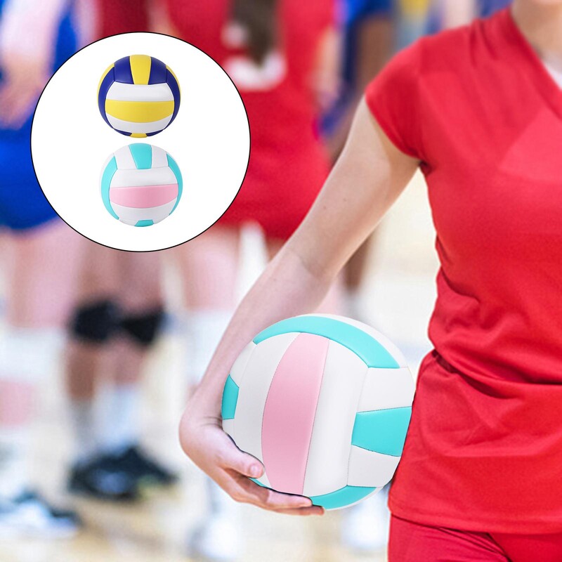 Standarta iekštelpu volejbola treniņš ar mīksto PU ādas bumbu sporta zālē pieaugušajiem