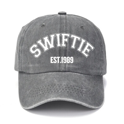 2024 Swift 1989 Bejzbolska kapa s tiskanim naljepnicama za muškarce Ženska modna vintage mekana pamučna kapa za tate Unisex darovi od obožavatelja