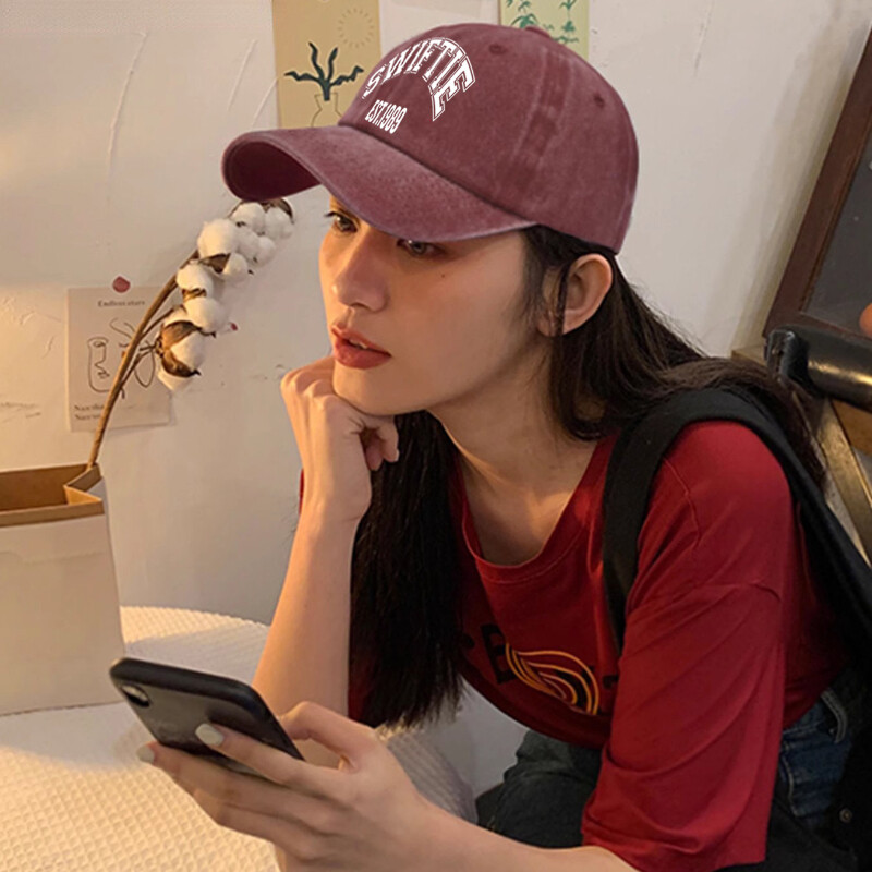 2024 Swift 1989 Bejzbolska kapa s tiskanim naljepnicama za muškarce Ženska modna vintage mekana pamučna kapa za tate Unisex darovi od obožavatelja