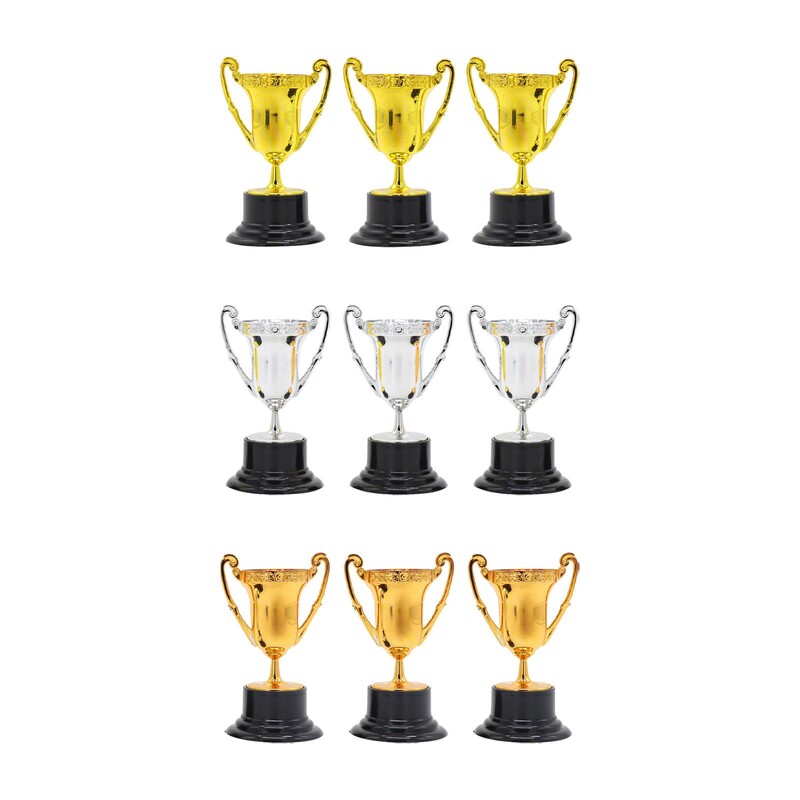 3 vienetų mini trofėjai maži staliniai žaislai, dekoratyviniai papuošalai futbolo rungtynėms.