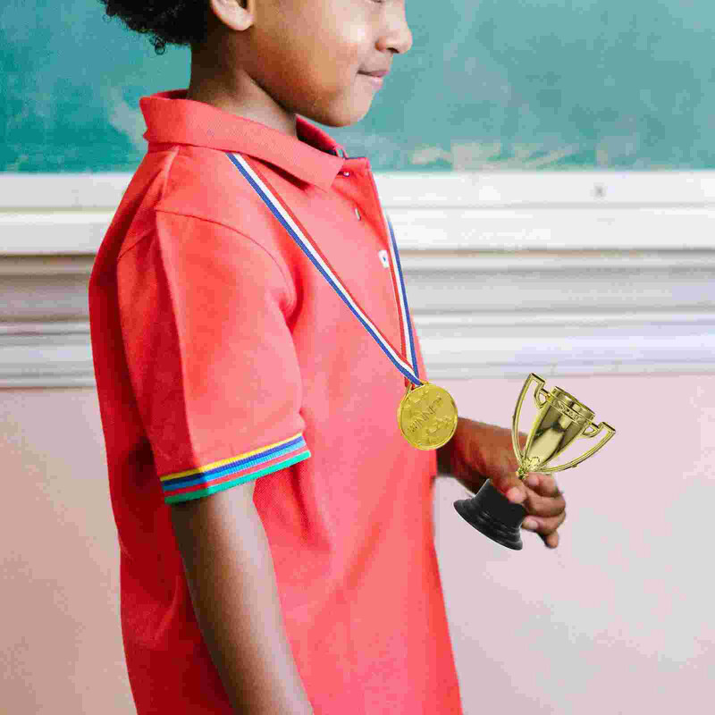 12 gab Ziemassvētku bērnu uzlīmes bērniem Zelta balvas Futbola trofejas Bērnu balvas trofeja