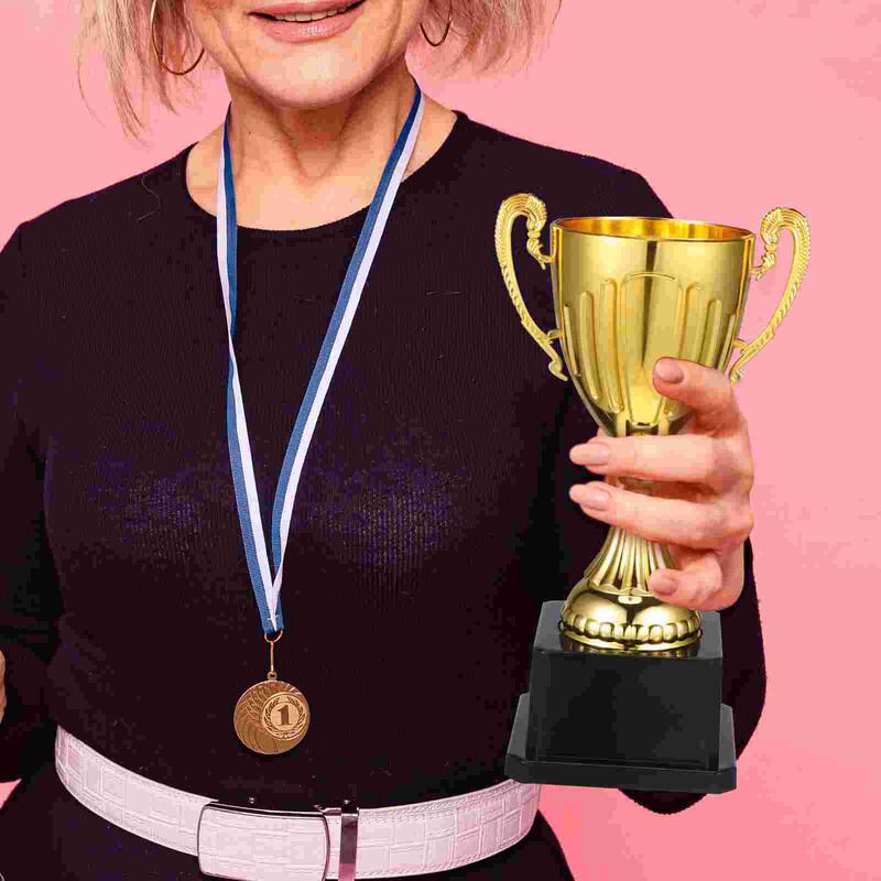 Memorijalni darovi Trofej Zlatna nagrada Trkaći automobil Prvo natjecanje Plastična čaša Igra Nagrada Nogomet Nogomet Pobjedničke nagrade