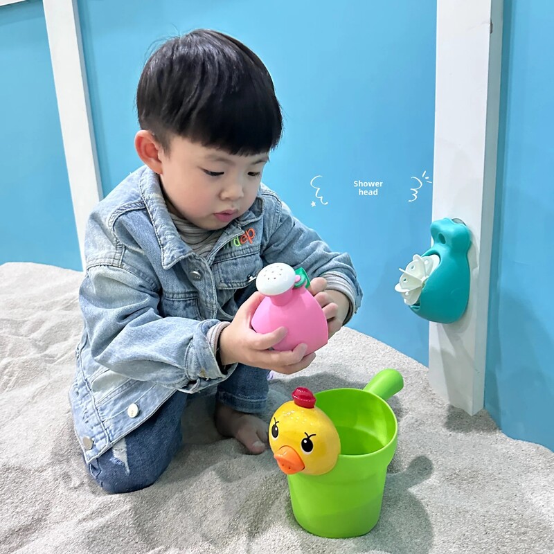 Dječji set igračaka za plažu s alatima za kopanje pijeska i alatima za igranje u vodi. Kompletna veleprodaja, mala dječja kanta za plažu i lopata