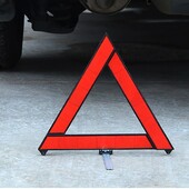 Crveni reflektirajući sigurnosni trokut upozorenja na kvar automobila