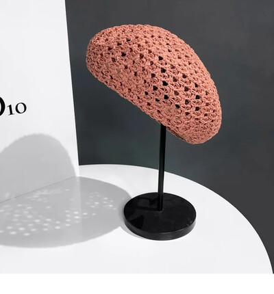 Moteriška rankų darbo nerta berečių kepurė Vienspalvė tuščiavidurė, miela gėlių pynimo moteriška laisvalaikio vintažinė apleista tapytojo kepurė