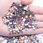 Nail Art Rhinestones 200 τμχ 4mm Σχήμα καρδιάς Πολύτιμοι λίθοι Γυαλιστερές επίπεδες όψεις Κανονικά χρώματα Ακρυλικό στρας Strass αυτοκόλλητα νυχιών
