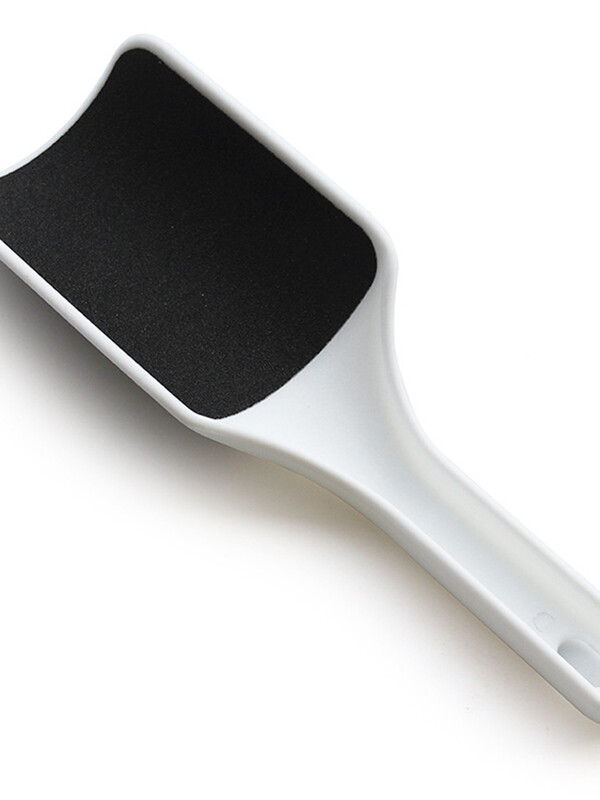 Uklanjanje mrtve kože i žuljeva, popravak potplata, struganje peta i brušenje kamenčića na stopalima