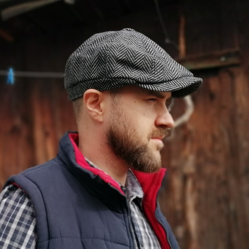 2022-es akciós csíkos fekete sapka kiváló minőségű svájcisapka férfi borostyán újságsapka női svájcisapka hegyes szemmaszk nagykereskedés